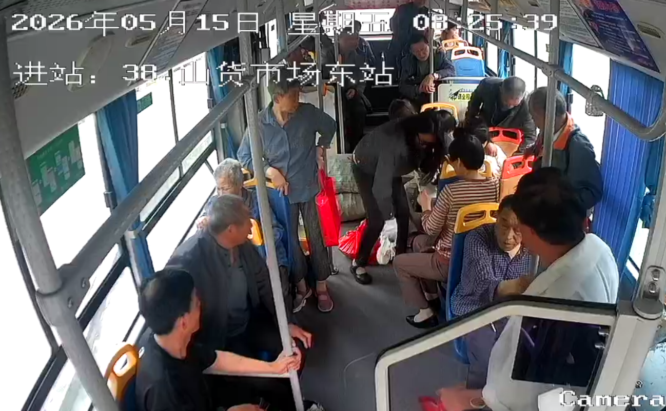 盛岳集团·岳达客运：乘客突发疾病 公交驾驶员暖心施救 